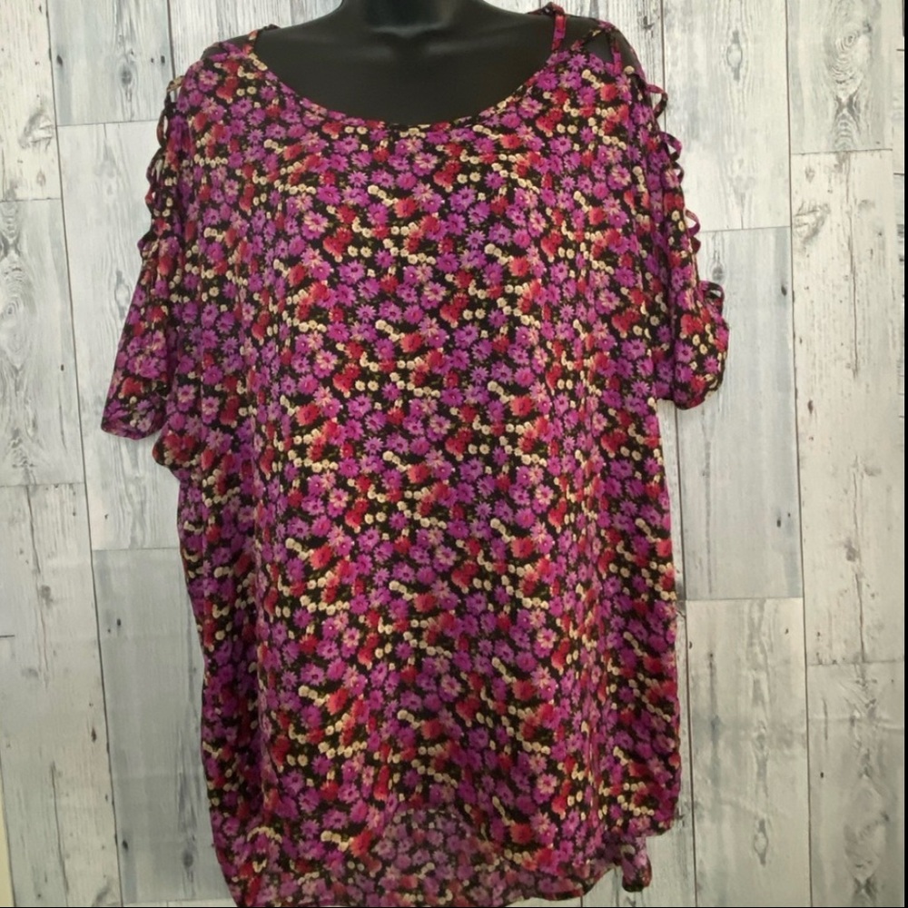 Forever 21 Floral Cut-Out Sleeve Top! Large